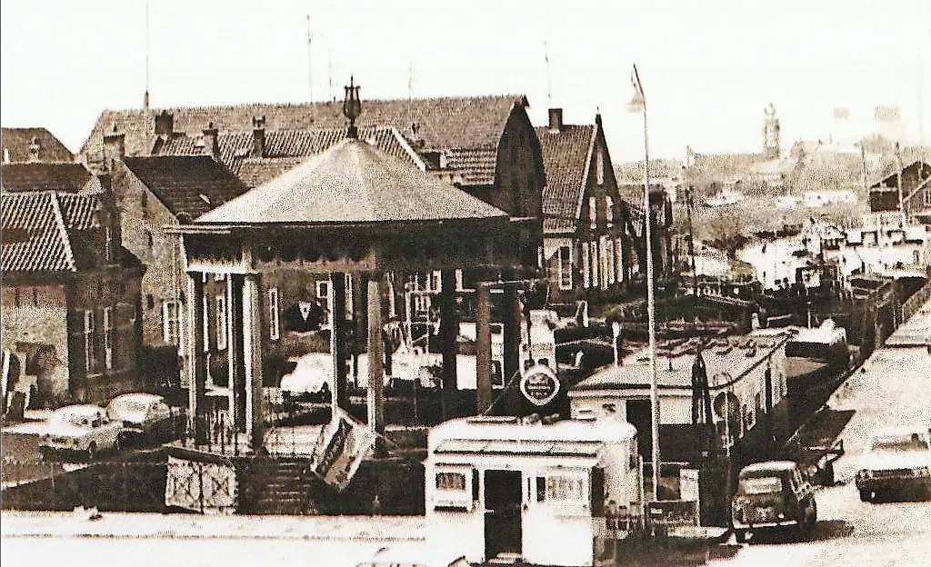 HOME 19 Kiosk in t water 2